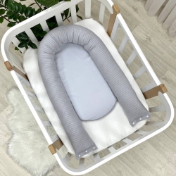 Protejează somnul copilului tău cu Baby Nest Velvet gri - realizat din bumbac 100%